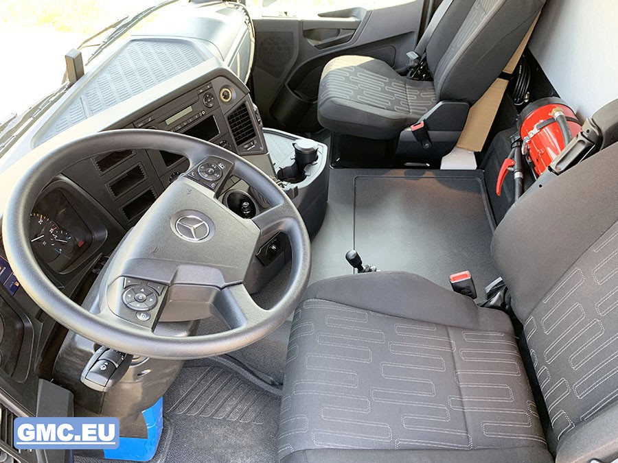 10-GMC20052_Cab01-xl